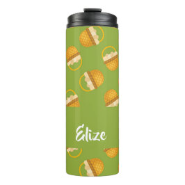 Eier in braunem Korb auf grün Thermosbecher