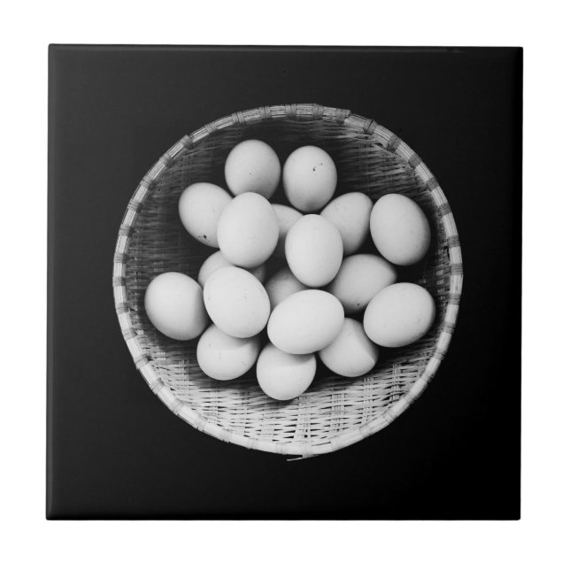 Eier in schwarz-weißem Kunstfoto Fliese (Vorderseite)