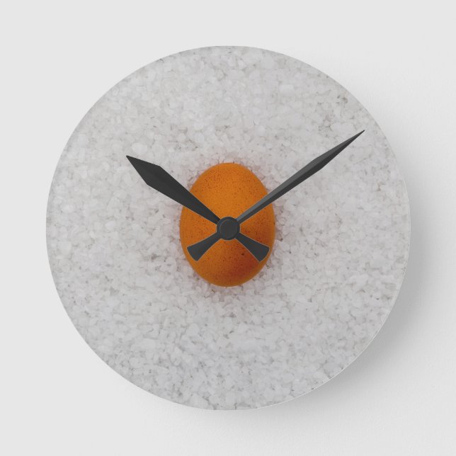 Eier mit Salz Runde Wanduhr (Vorderseite)