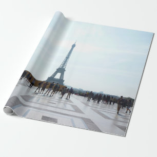 EIFFEL TOWER HINTER KONKRETEM GEBÄUDE GESCHENKPAPIER