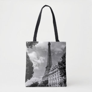 EIFFEL TOWER IN PARIS, FRANKREICH