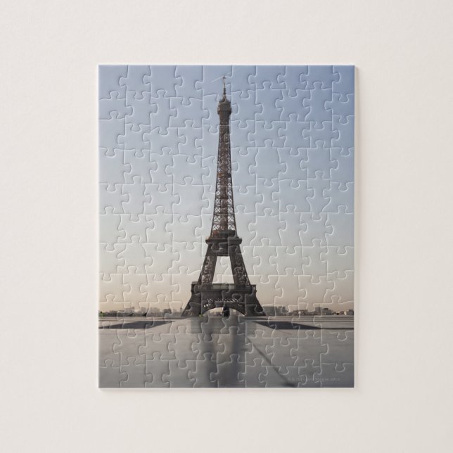 Eiffelturm in der Abenddämmerung, Paris, Ile-de-Fr Puzzle (Vertikal)