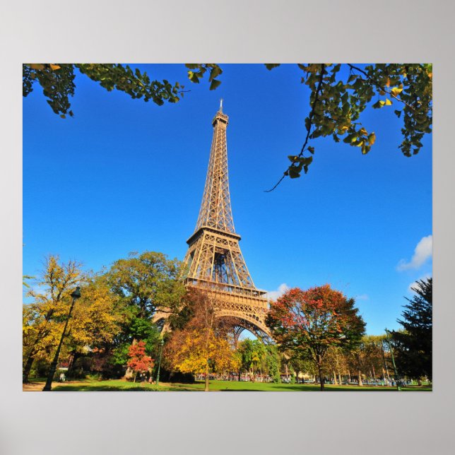 Eiffelturm mit Herbstbäumen und Blätter Poster (Vorne)