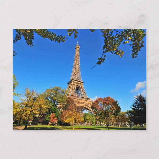 Eiffelturm mit Herbstbäumen und Blätter Postkarte (Vorderseite)