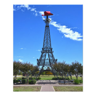 Eiffelturm mit rotem Cowboyhut, Paris, Texas Fotodruck