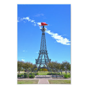 Eiffelturm mit rotem Cowboyhut, Paris, Texas Fotodruck