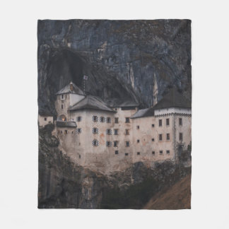 EIGE UND SCHWARZES KONKRETES HAUS FLEECEDECKE