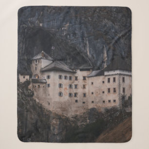 EIGE UND SCHWARZES KONKRETES HAUS SHERPADECKE