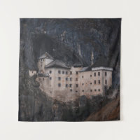 EIGE UND SCHWARZES KONKRETES HAUS
