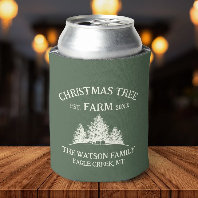 Eigener Familienname Weihnachtsbaumbaum Retro Dosenkühler (A cheerful can cooler adorned with a Christmas tree farm illustration, perfect for enjoying beverage)
