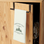 Eigener Familienname Weihnachtsbaumbaum Retro Geschirrtuch<br><div class="desc">Fügen Sie mit diesem individuellen Urlaubstücher einen festlichen Flair in Ihre Küche! Mit ihrem Familiennamen und dem Retro-Weihnachtsbaumdesign in Weiß-Grün ist es perfekt für die Feiertagsküche und die Verkostung Ihres Raumes.</div>