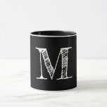 Eigener weißer Chalkboard Monogram Black Tee Kaffe Tasse<br><div class="desc">Maßgeschneiderte, personalisierte, coole, stilvolle, künstlerische, weiße Kreide-Skript Monogramm / initiale auf schwarz, Tee / Kaffee / Milch / Getränke Tasse. Geben Sie einfach Ihre erste / Monogramm, um anzupassen. Eine coole Tasse, um Ihr Lieblingsgetränk zu genießen. Gut für Zuhause und Büro. Ein großartiges personalisiertes Geschenk für Geburtstag, Feiertage, Weihnachten, Vatertag,...</div>