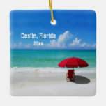 Eigenes Foto Destin Beach Umbrells Keramikornament<br><div class="desc">Wenn Sie dieses Jahr nach Destin, Florida, gereist sind, werden Sie gewollt, sich an die Reise mit diesem einzigartigen Souvenirdekor zu erinnern, der dieses lebendige Foto des türkisblauen Wassers, des weißen Sandstrandes, des roten Sonnenschirms und -stuhls und der rustikalen Strandtypografie zeigt. Einfach mit Ihrem Reisedatum auf der Vorderseite (das auf...</div>