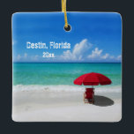 Eigenes Foto Destin Beach Umbrells Keramikornament<br><div class="desc">Wenn Sie dieses Jahr nach Destin, Florida, gereist sind, werden Sie gewollt, sich an die Reise mit diesem einzigartigen Souvenirdekor zu erinnern, der dieses lebendige Foto des türkisblauen Wassers, des weißen Sandstrandes, des roten Sonnenschirms und -stuhls und der rustikalen Strandtypografie zeigt. Einfach mit Ihrem Reisedatum auf der Vorderseite (das auf...</div>