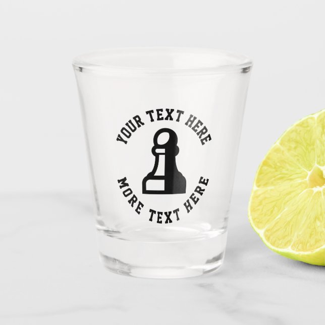 Eigenes Schachglas mit schwarzem Schachpatronenlog Schnapsglas (Vorderseite)