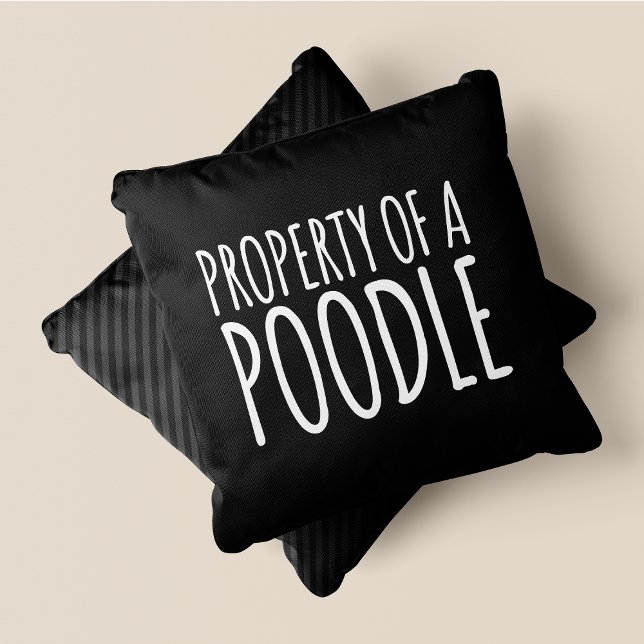 Eigenschaft eines Poodle Chic, Niedlich & lustig S Kissen (Property Of A Poodle Chic, Cute & Funny Black Throw Pillow)