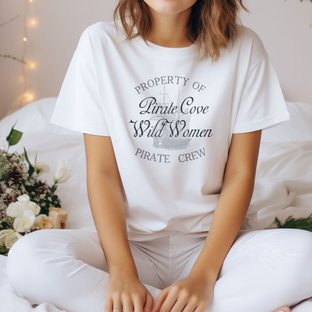 Eigentum der Piraten Cove Wild Women Pirate Crew T-Shirt (Von Creator hochgeladen)