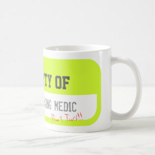 EIGENTUM VON EINER FLEISSIGEN MEDIZINER Gelb-Tasse Tasse