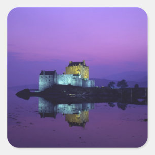 Eilean Donan Castle, Highlands, Schottland Quadratischer Aufkleber