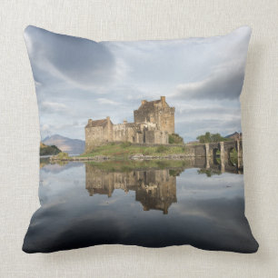 Eilean Donan Schloss mit Reflexion in Schottland Kissen