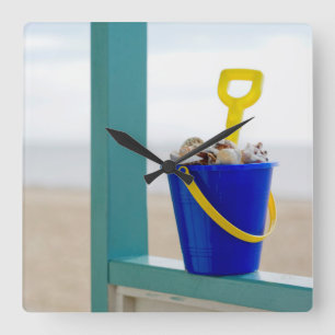 Eimer gefüllt mit Seashells Quadratische Wanduhr