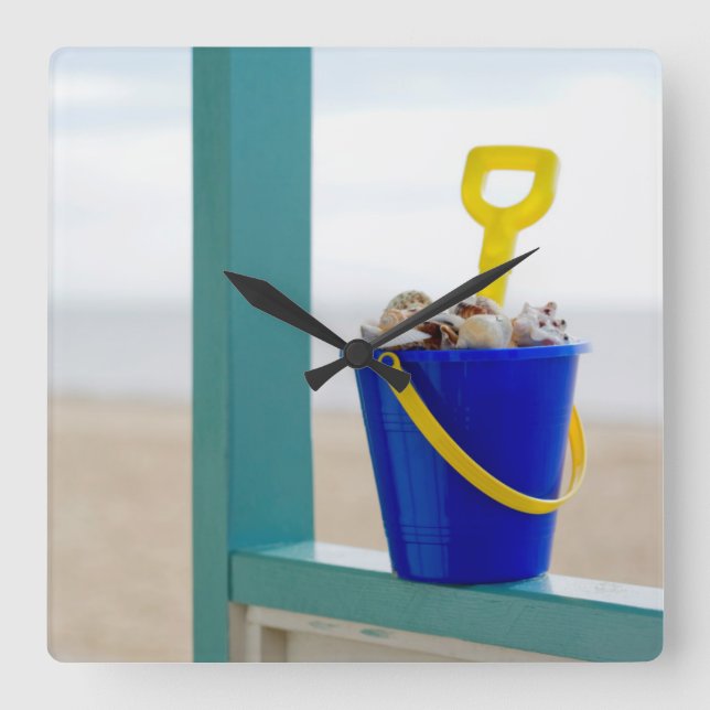 Eimer gefüllt mit Seashells Quadratische Wanduhr (Vorderseite)