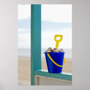 Eimer mit Muscheln gefüllt Poster