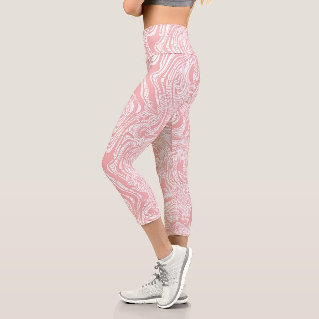 ein abstraktes, rosa und weißes Design auf weißem  Capri Leggings (Links)
