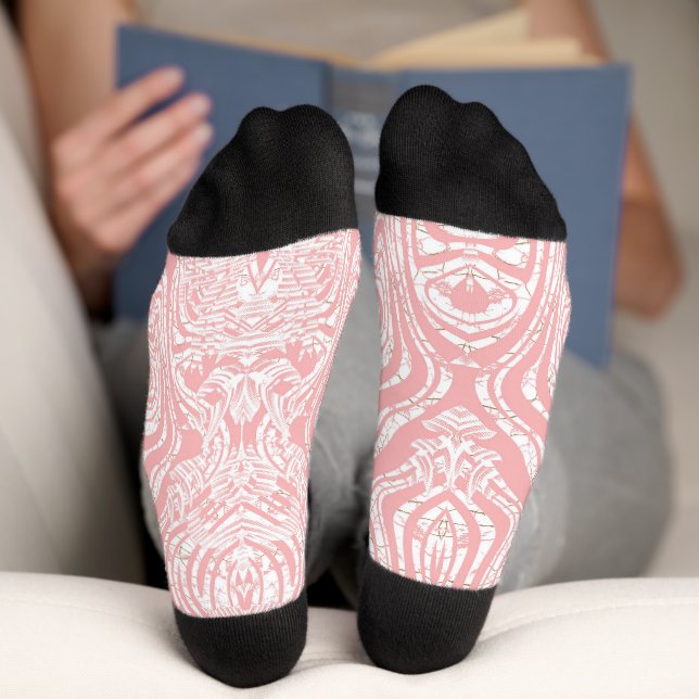 ein abstraktes, rosa und weißes Design auf weißem  Socken (Unterseite)