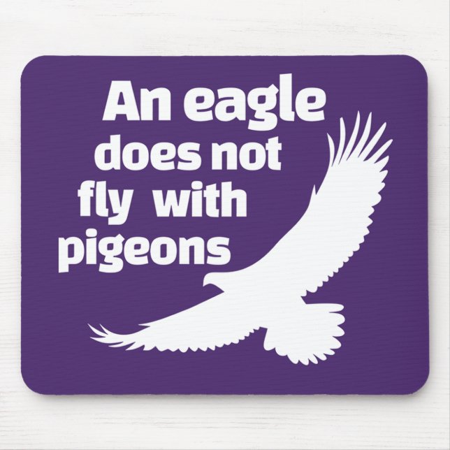 Ein Adler fliegt nicht mit Tauben Mousepad (Vorne)