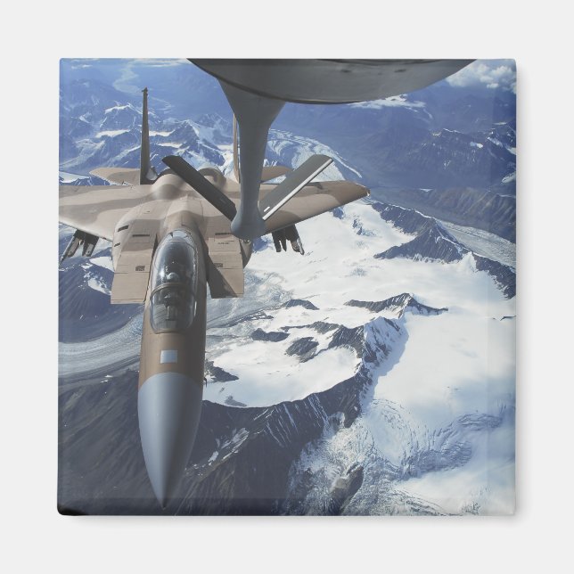 Ein Adlerflugzeug des Typs F-15C sitzt hinter eine Magnet (Vorne)