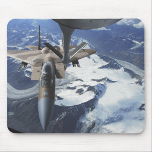 Ein Adlerflugzeug des Typs F-15C sitzt hinter eine Mousepad