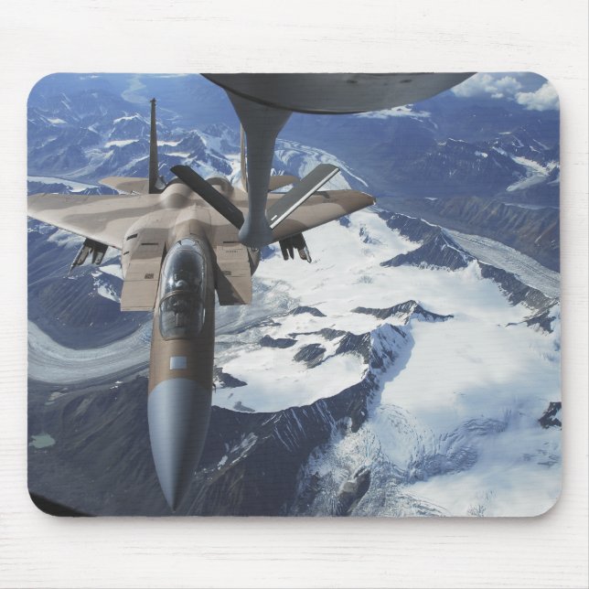 Ein Adlerflugzeug des Typs F-15C sitzt hinter eine Mousepad (Vorne)