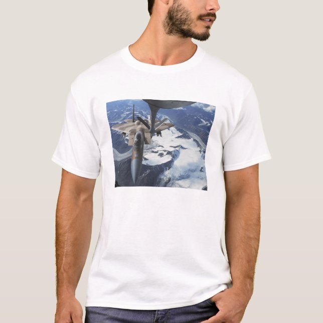 Ein Adlerflugzeug des Typs F-15C sitzt hinter eine T-Shirt (Vorderseite)