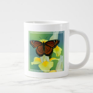 Ein Admiralfalter auf einer gelben japanischen Sch Jumbo-Tasse