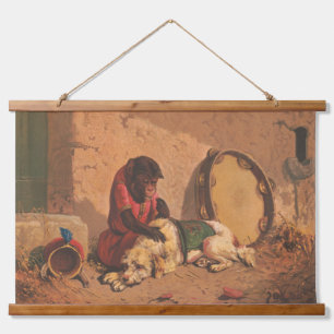 Ein Affe und ein Hund mit einer großen Tambourine Wandteppich Mit Holzrahmen