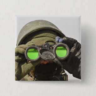 Ein afghanischer Soldat scannt den Horizont Button