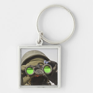 Ein afghanischer Soldat scannt den Horizont Schlüsselanhänger