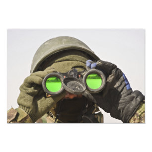 Ein afghanischer Soldat sucht den Horizont Fotodruck