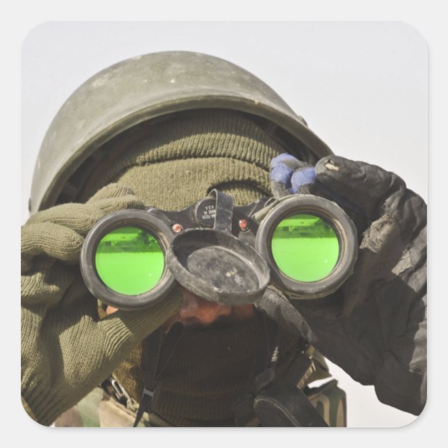 Ein afghanischer Soldat sucht den Horizont Quadratischer Aufkleber (Vorderseite)
