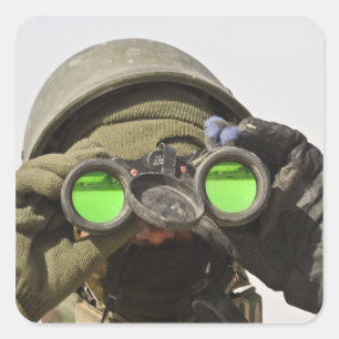 Ein afghanischer Soldat sucht den Horizont Quadratischer Aufkleber