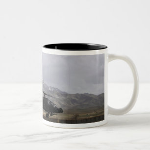 Ein AH-64A Apache Start Zweifarbige Tasse