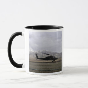 Ein AH-64A Apache startet Tasse