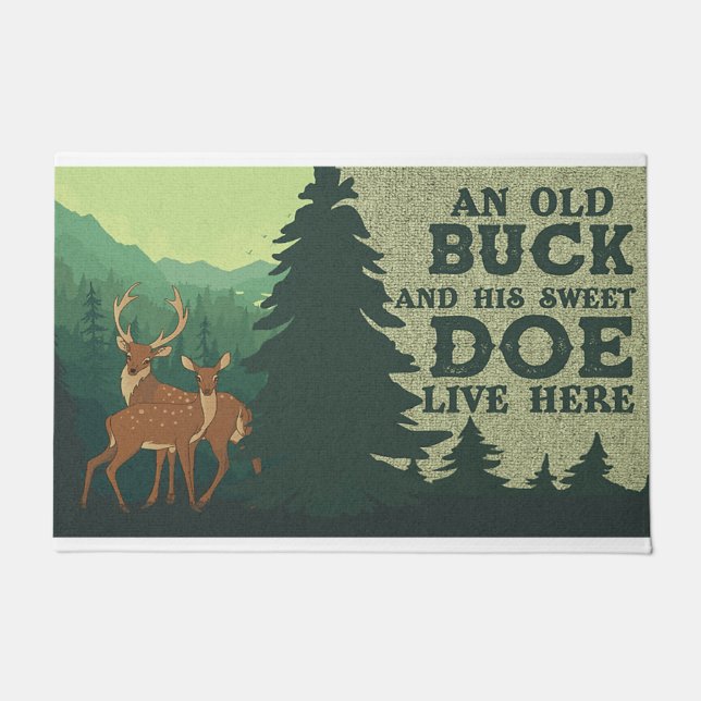 Ein alter Buck und seine süße Dose leben hier Fußmatte (Vorderseite)