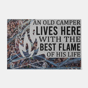 Ein alter Camper lebt hier mit der besten Flamme Fußmatte