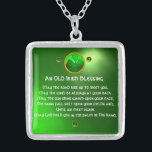 Ein alter irischer Segen Versilberte Kette<br><div class="desc">Elegantes, einzigartiges goldfarbenes Juwel mit smaragdfarbenem Edelstein und Kleeblatt ineinander mit einem antiken irischen Gebet für den Heiligen Paddy's Day (, St. Patty ). Lebhafte 3D-Edelsteine und sehr präzises Design, 3D-Modellierung und Darstellung von Bulgan Lumini (c).Teil aus der Serie Hyper Talismans. .Ein elegantes und klassisches Design mit einem alten Pergament....</div>