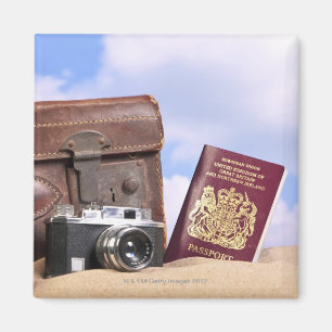 Ein alter lederner Koffer, eine Retro Kamera und Magnet