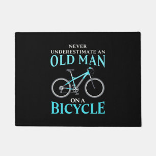 Ein alter Mann auf dem Fahrrad Fußmatte