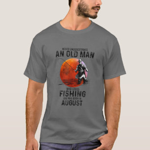 Ein alter Mann, der im Augus fischen und Geboren w T-Shirt