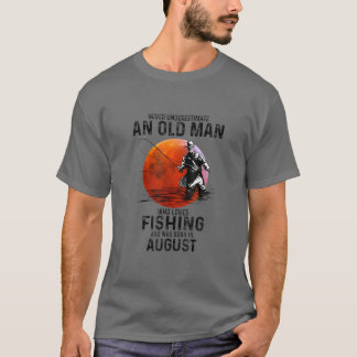 Ein alter Mann, der im Augus fischen und Geboren w T-Shirt